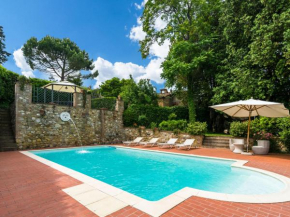 Holiday Home in the town centre with pool garden bubble bath